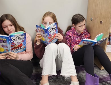 Grayside students reading Dog Man books.